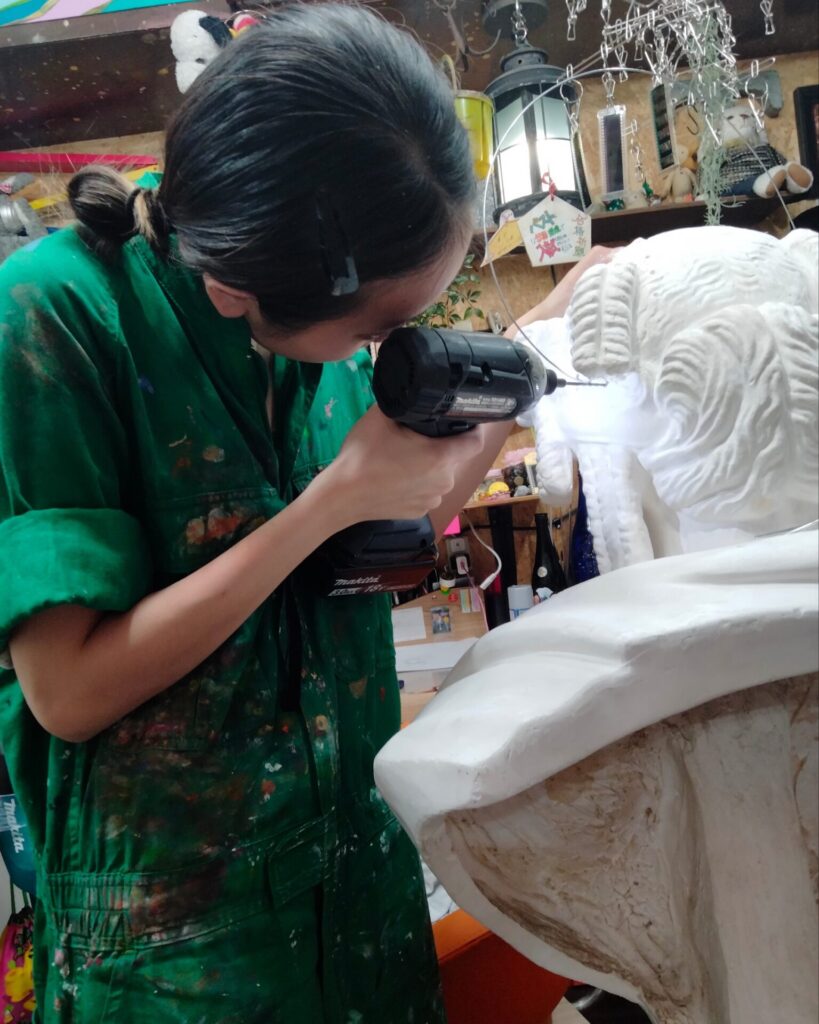 【覚醒のP】 W:750 H:1050 D:592mm Plaster statue (Pajant), stone clay, wire, plastic sheet, spray paint, resin, crystal stones September 2021 Work in progress Rin Northwind リン ノースウィンド