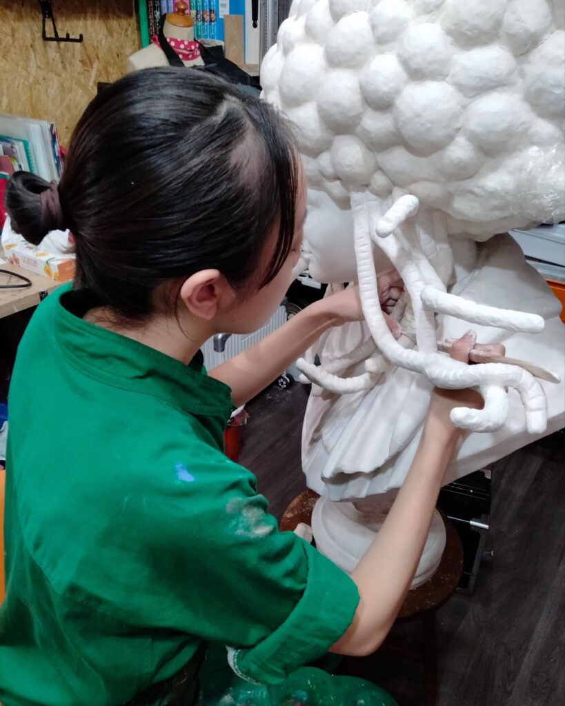 【覚醒のP】 W:750 H:1050 D:592mm Plaster statue (Pajant), stone clay, wire, plastic sheet, spray paint, resin, crystal stones September 2021 Work in progress3 Rin Northwind リン ノースウィンド