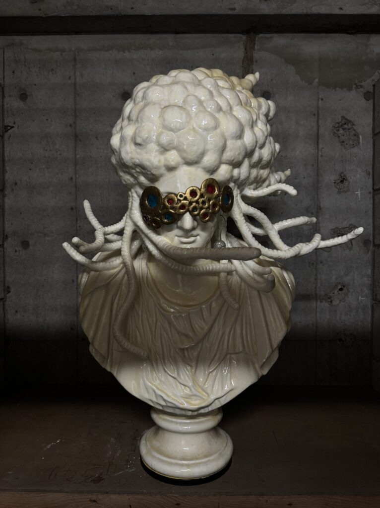 【覚醒のP】 W:750 H:1050 D:592mm Plaster statue (Pajant), stone clay, wire, plastic sheet, spray paint, resin, crystal stones September 2021 
Front
Rin Northwind リン ノースウィンド