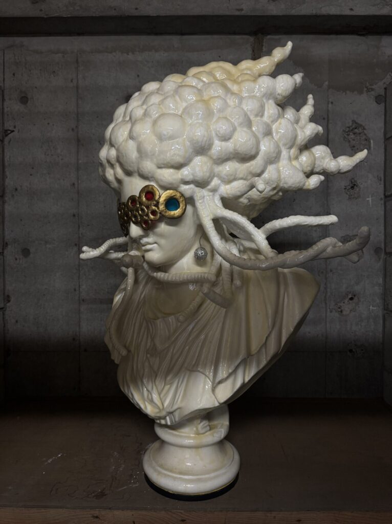 【覚醒のP】 W:750 H:1050 D:592mm Plaster statue (Pajant), stone clay, wire, plastic sheet, spray paint, resin, crystal stones September 2021 
Diagonal
Rin Northwind リン ノースウィンド