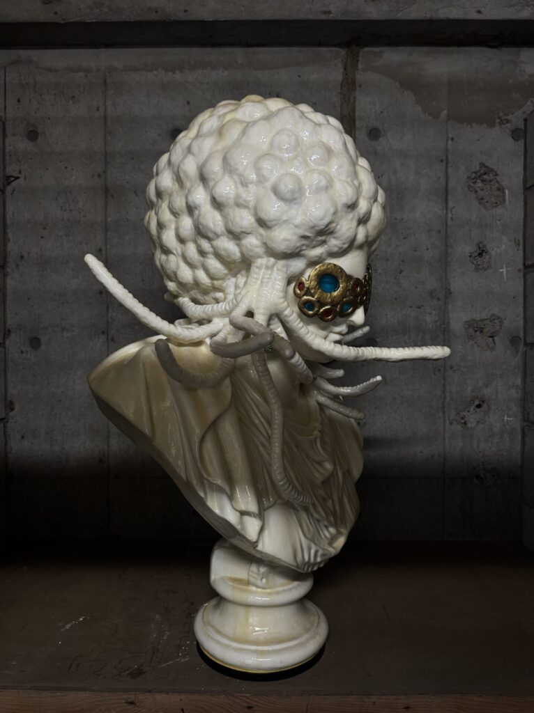 【覚醒のP】 W:750 H:1050 D:592mm Plaster statue (Pajant), stone clay, wire, plastic sheet, spray paint, resin, crystal stones September 2021 
Side
Rin Northwind リン ノースウィンド