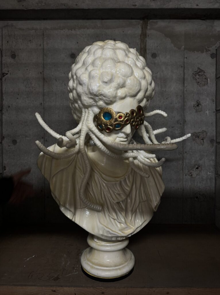 【覚醒のP】 W:750 H:1050 D:592mm Plaster statue (Pajant), stone clay, wire, plastic sheet, spray paint, resin, crystal stones September 2021 
Diagonal
Rin Northwind リン ノースウィンド