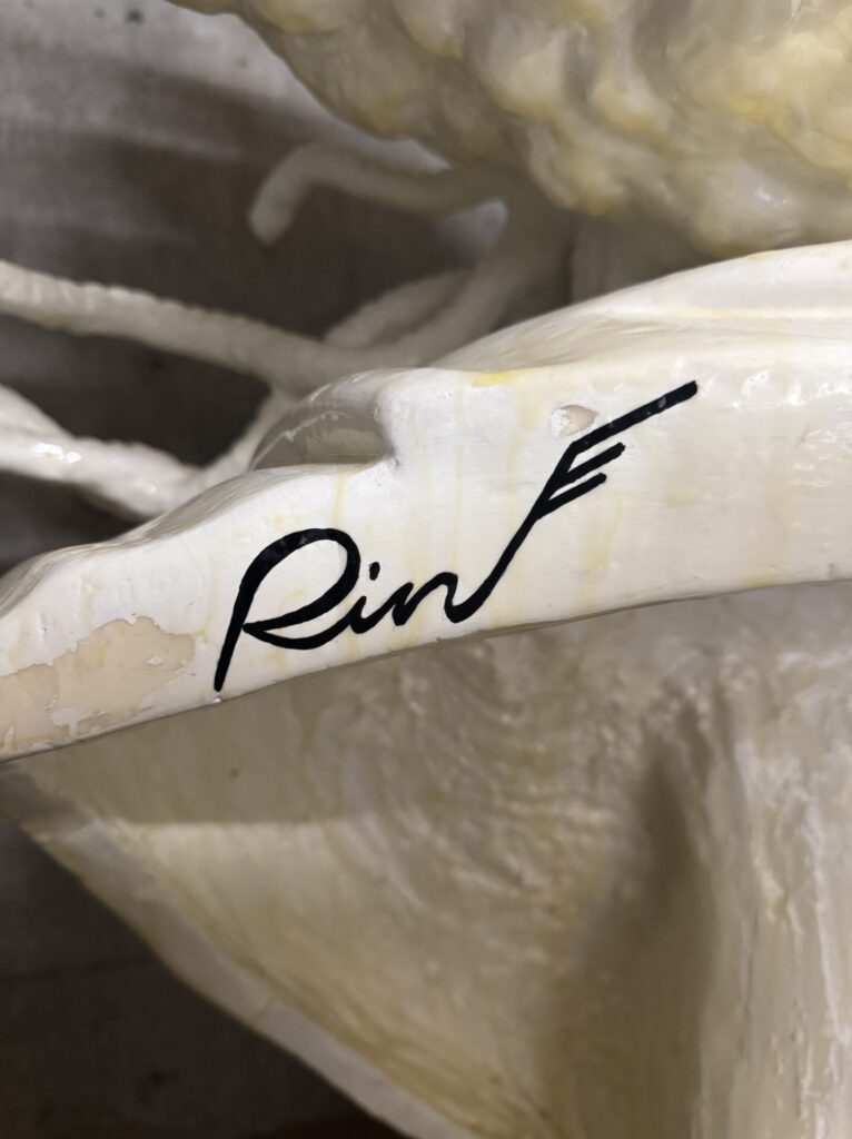 【覚醒のP】 W:750 H:1050 D:592mm Plaster statue (Pajant), stone clay, wire, plastic sheet, spray paint, resin, crystal stones September 2021 
Sign
Rin Northwind リン ノースウィンド