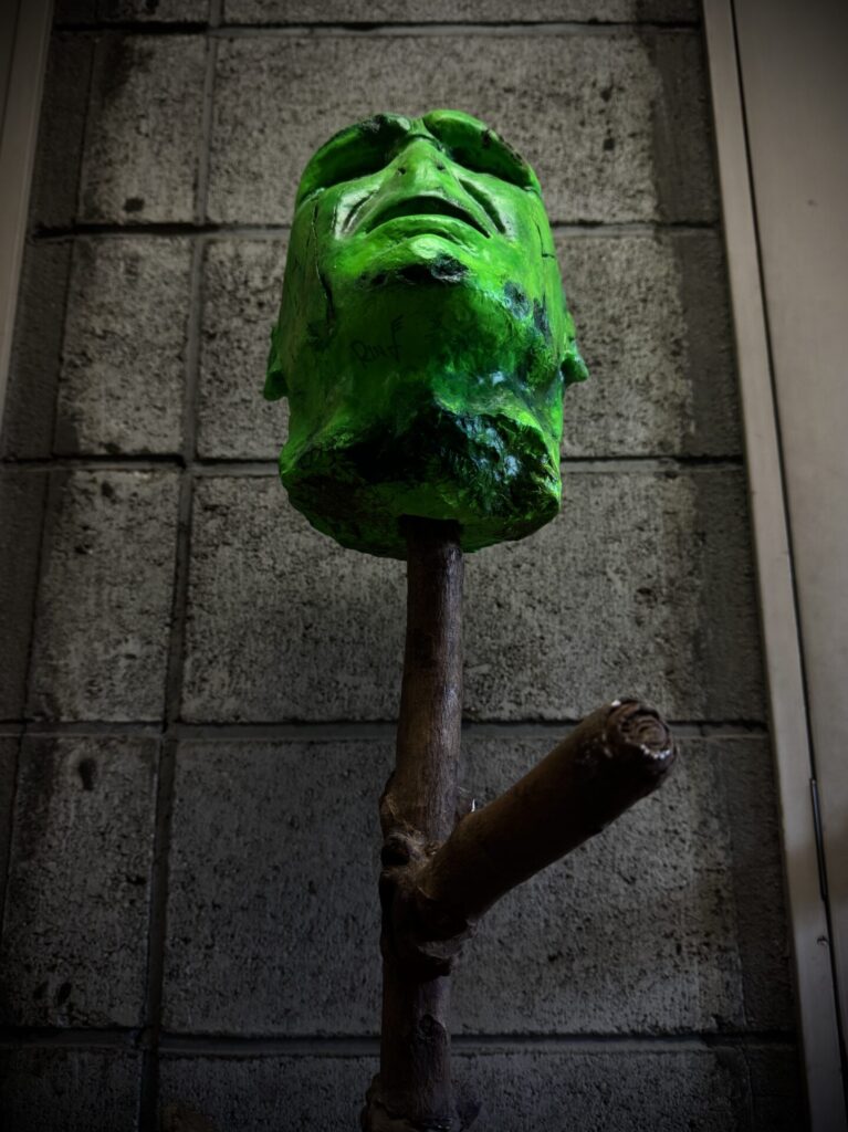 【 V 】
June 2022
Stone clay, wood, screws, concrete.
From below
Rin Northwind
リン ノースウィンド