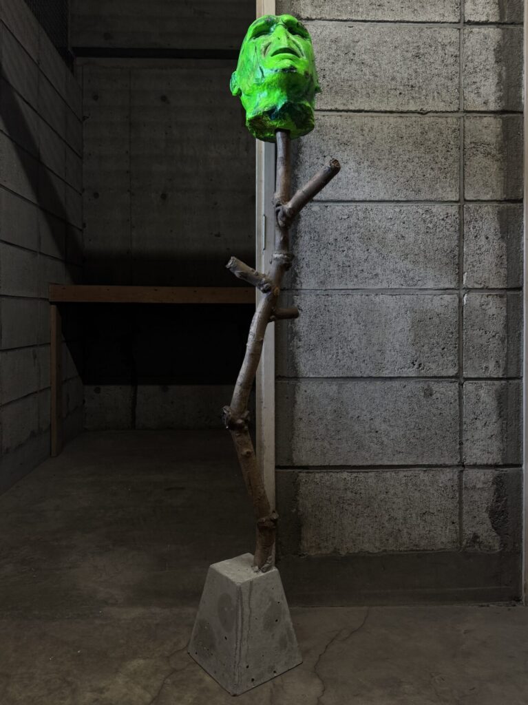 【 V 】
June 2022
Stone clay, wood, screws, concrete.
Overall view
Rin Northwind
リン ノースウィンド