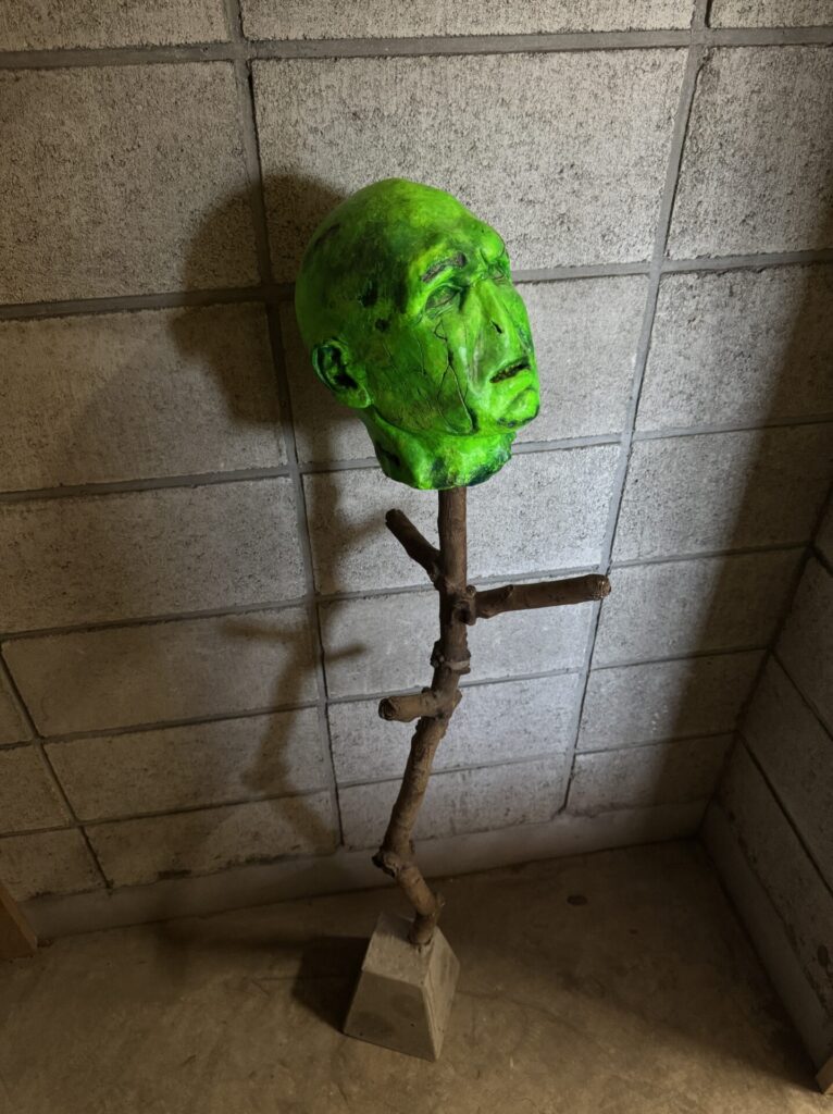 【 V 】
June 2022
Stone clay, wood, screws, concrete.

Rin Northwind
リン ノースウィンド