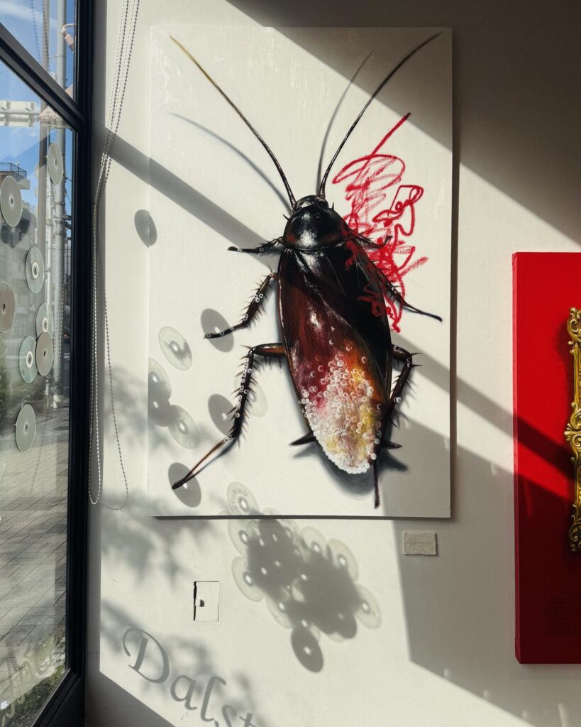 【ゴキブリにRouge Coco 444 Gabrielle】 July 2025 Oil paint on canvas 1550×960mm 
Installation view
Rin Northwind
リン ノースウィンド