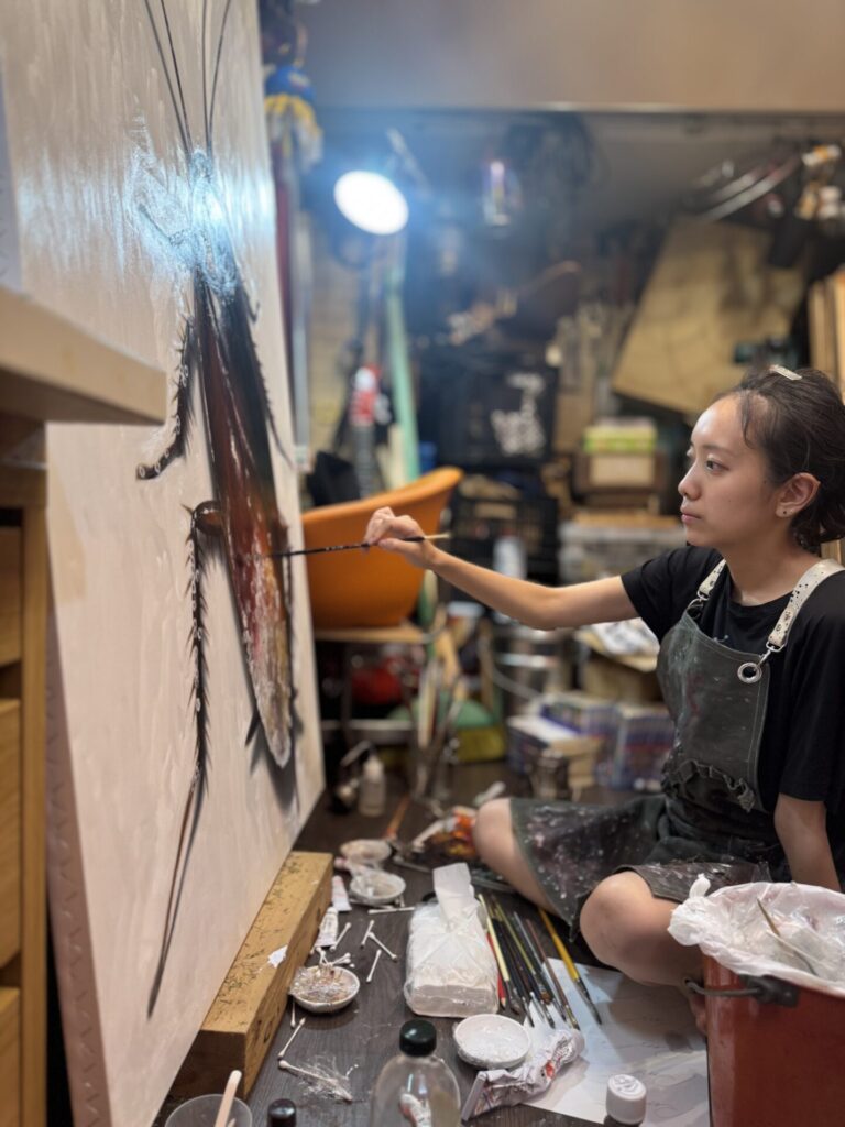 【ゴキブリにRouge Coco 444 Gabrielle】 July 2025 Oil paint on canvas 1550×960mm Rin Northwind