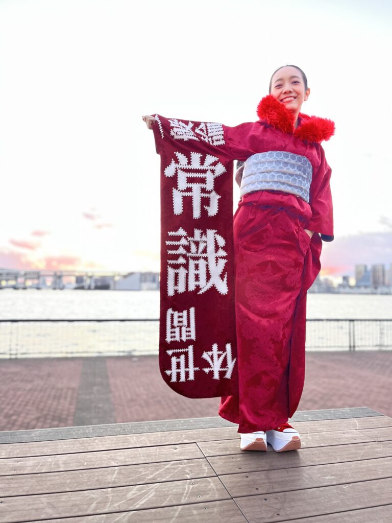 【成人の晴れ着】(traditional festive kimono)
January 2023
Fabric, faux fur, Swarovski crystals, acrylic paint
With smile
Rin Northwind
リン ノースウィンド