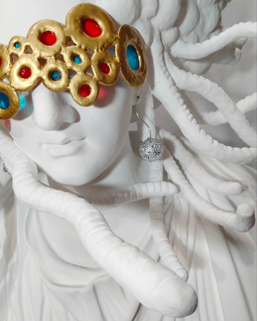 【覚醒のP】 W:750 H:1050 D:592mm Plaster statue (Pajant), stone clay, wire, plastic sheet, spray paint, resin, crystal stones September 2021 Rin Northwind リン ノースウィンド