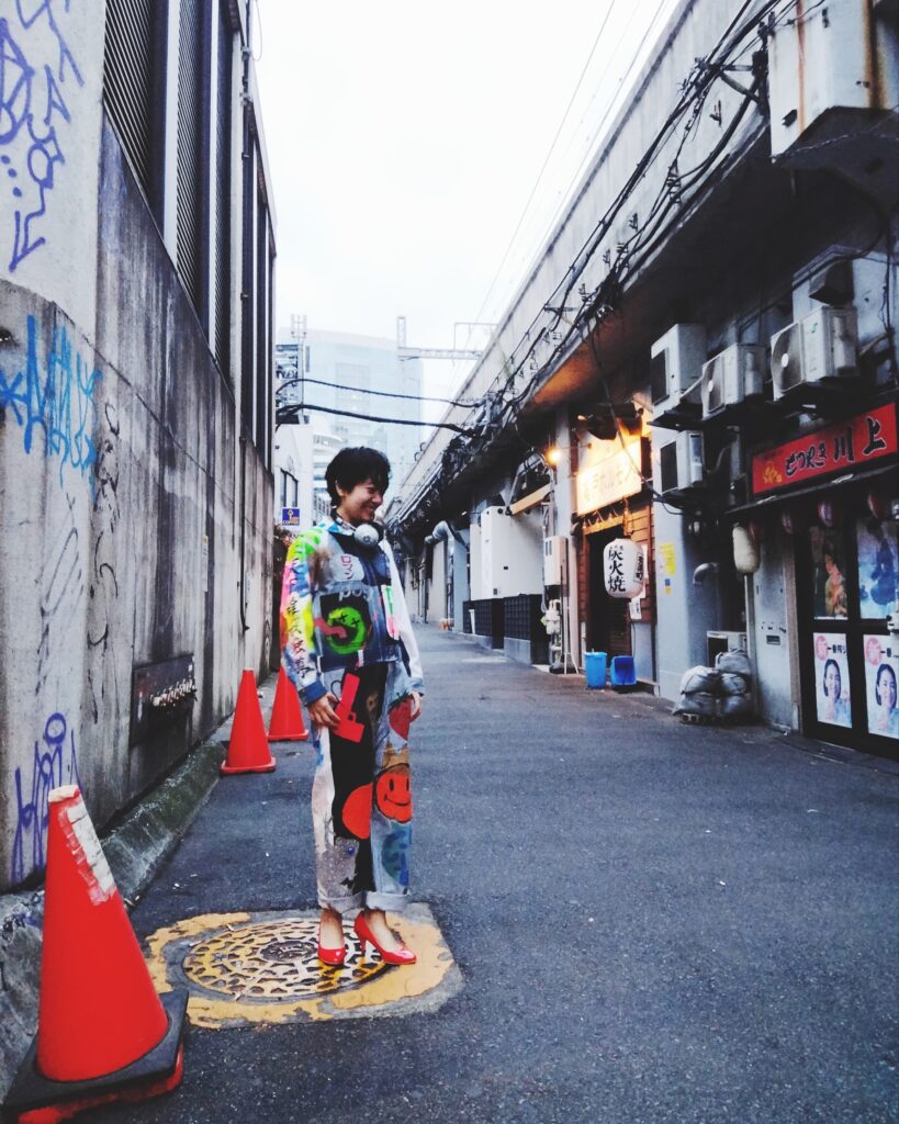 【つなぎ】(Work Coveralls)
November 2021
Vintage denim, spray paint, acrylic paint, Swarovski crystals
Worn by the artist2
Rin Northwind
リン ノースウィンド