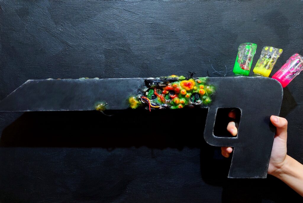 【三段銃】(Triple-Barrel Gun)
January 2023
Stone clay, acrylic paint, plastic bottle, resin, PCB (printed circuit board)

Rin Northwind
リン ノースウィンド