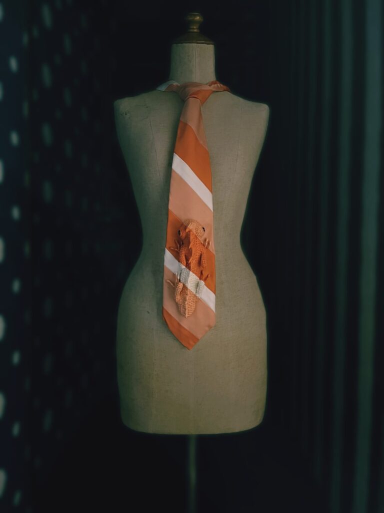 【tricolor striped tie dragon】 
(サンショクシマモヨウネクタイモドキ) 
2023

Vintage fabric, putty, resin, acrylic paint

Rin Northwind
リン ノースウィンド