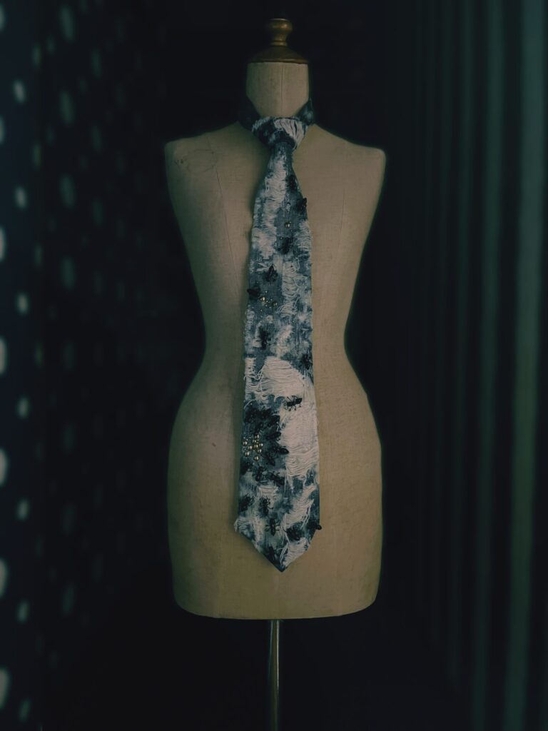 【Rock 'n' roll】
2023
Vintage denim fabric, putty, wire, spray paint, resin, brass studs, bleach

Rin Northwind
リン ノースウィンド