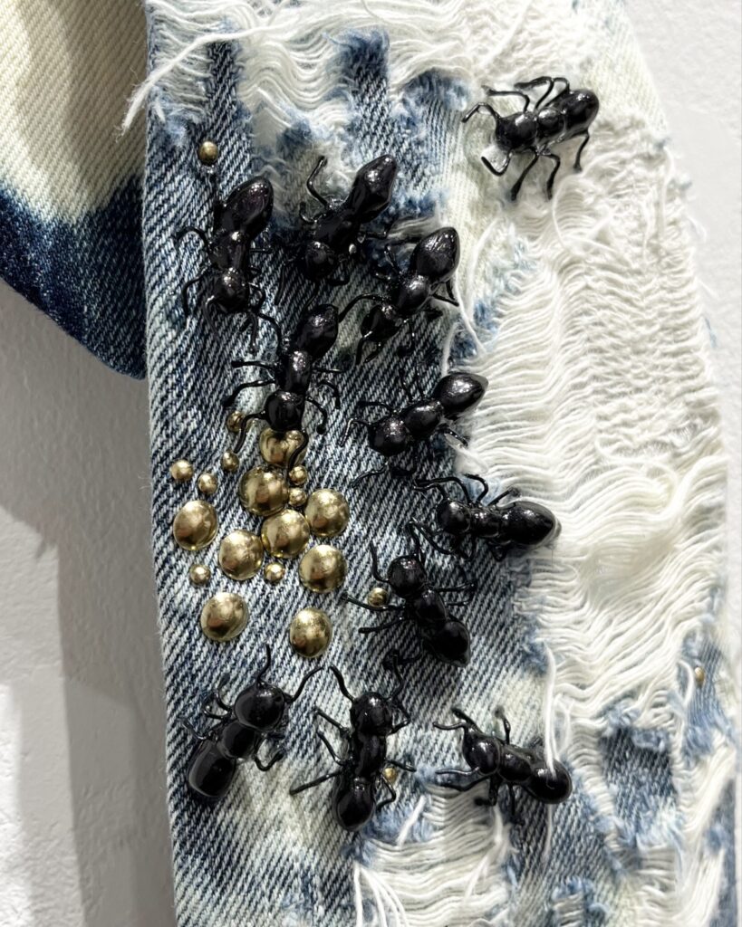 【Rock 'n' roll】
2023
Vintage denim fabric, putty, wire, spray paint, resin, brass studs, bleach
Detail3
Rin Northwind