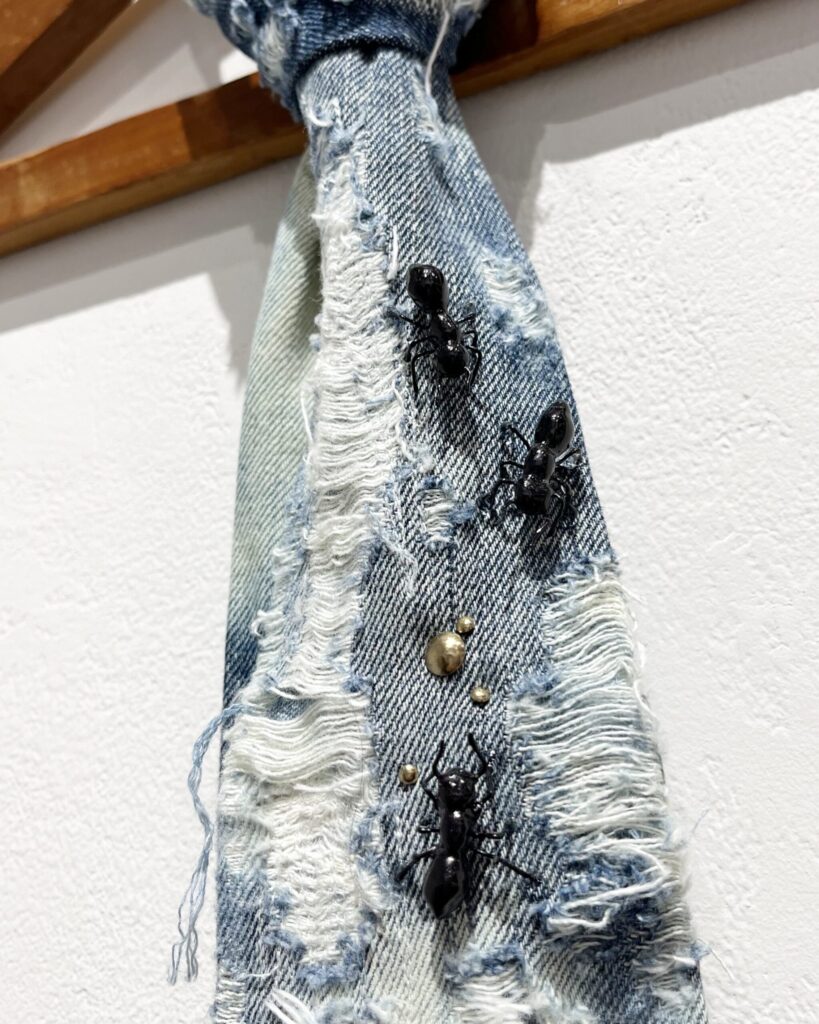 【Rock 'n' roll】
2023
Vintage denim fabric, putty, wire, spray paint, resin, brass studs, bleach
Detail2
Rin Northwind