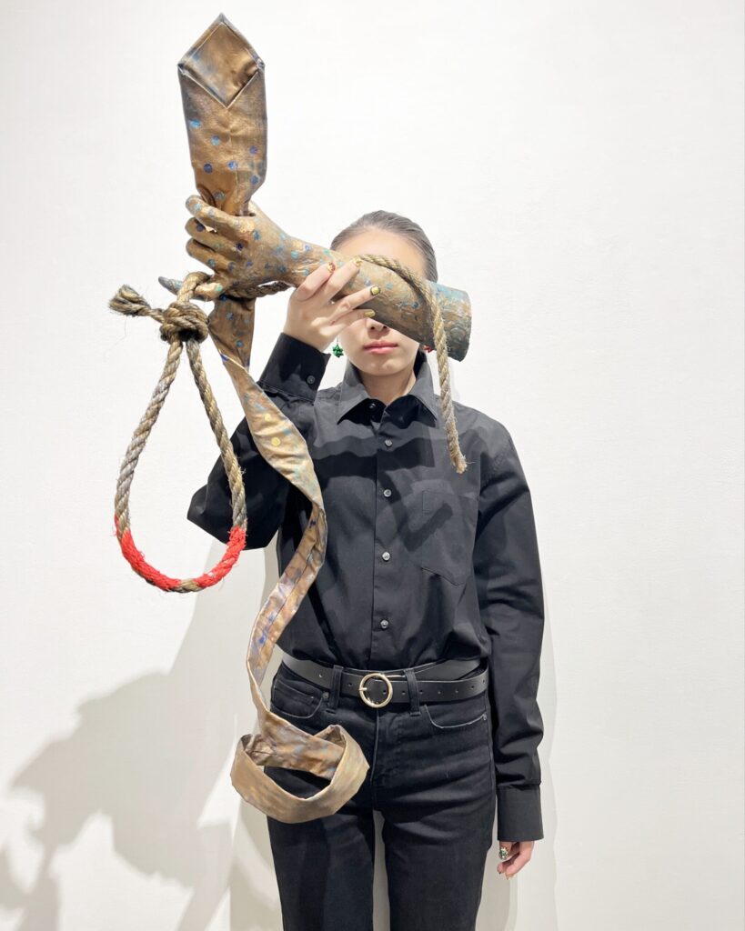 【SALOME】
2023
Handmade necktie, rope, stone clay, acrylic paint, water-based paint, phosphorescent paint
With artist
Rin Northwind
リン ノースウィンド