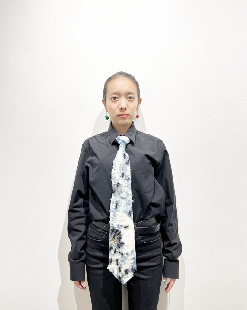 【Rock 'n' roll】
2023
Vintage denim fabric, putty, wire, spray paint, resin, brass studs, bleach
With artist2
Rin Northwind