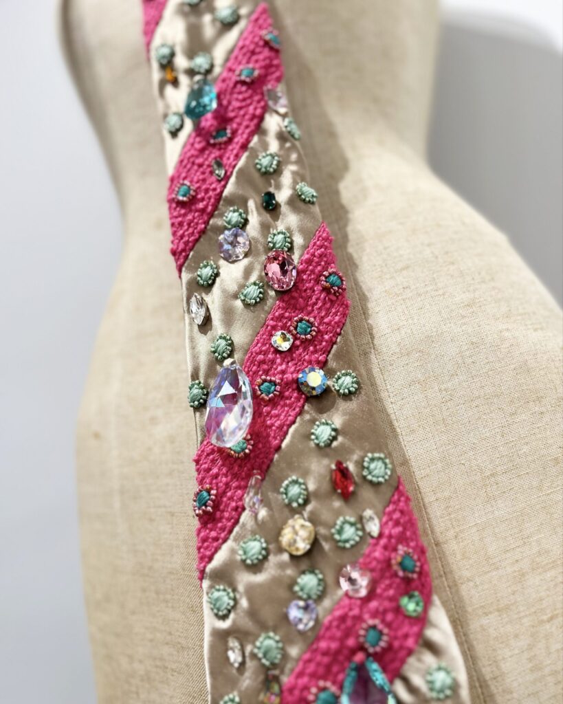 【LADIES】
2023
100% silk fabric, 100% wool fabric, Swarovski crystals, embroidery thread, beads

Rin Northwind