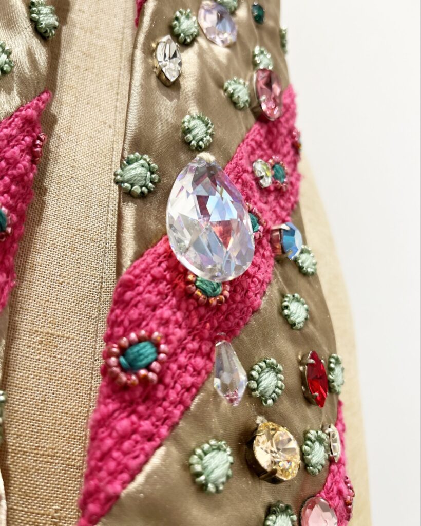 【LADIES】
2023
100% silk fabric, 100% wool fabric, Swarovski crystals, embroidery thread, beads

Rin Northwind