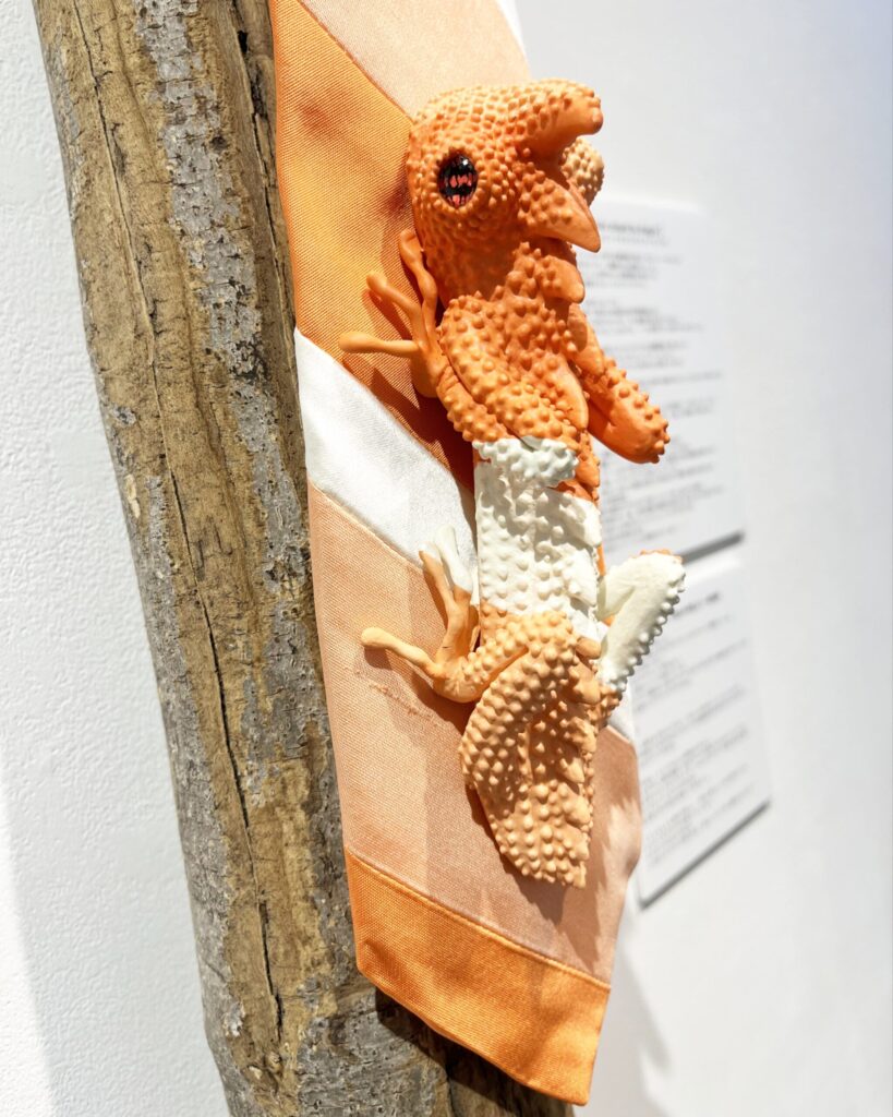 【tricolor striped tie dragon】 
(サンショクシマモヨウネクタイモドキ) 
2023

Vintage fabric, putty, resin, acrylic paint
Detail
Rin Northwind
リン ノースウィンド