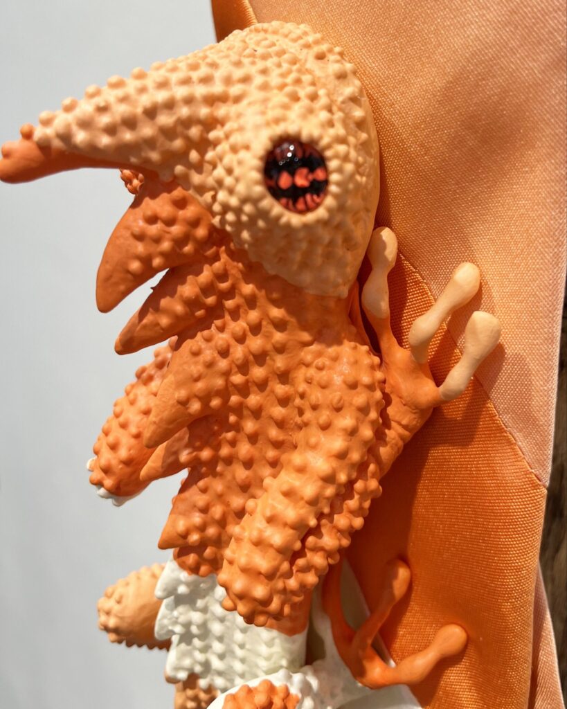 【tricolor striped tie dragon】 
(サンショクシマモヨウネクタイモドキ) 
2023

Vintage fabric, putty, resin, acrylic paint
Detail2
Rin Northwind
リン ノースウィンド