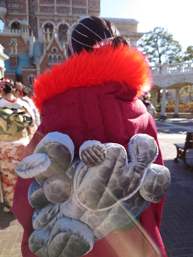 【成人の晴れ着】(traditional festive kimono)
January 2023
Fabric, faux fur, Swarovski crystals, acrylic paint
At the ceremony
Rin Northwind
リン ノースウィンド