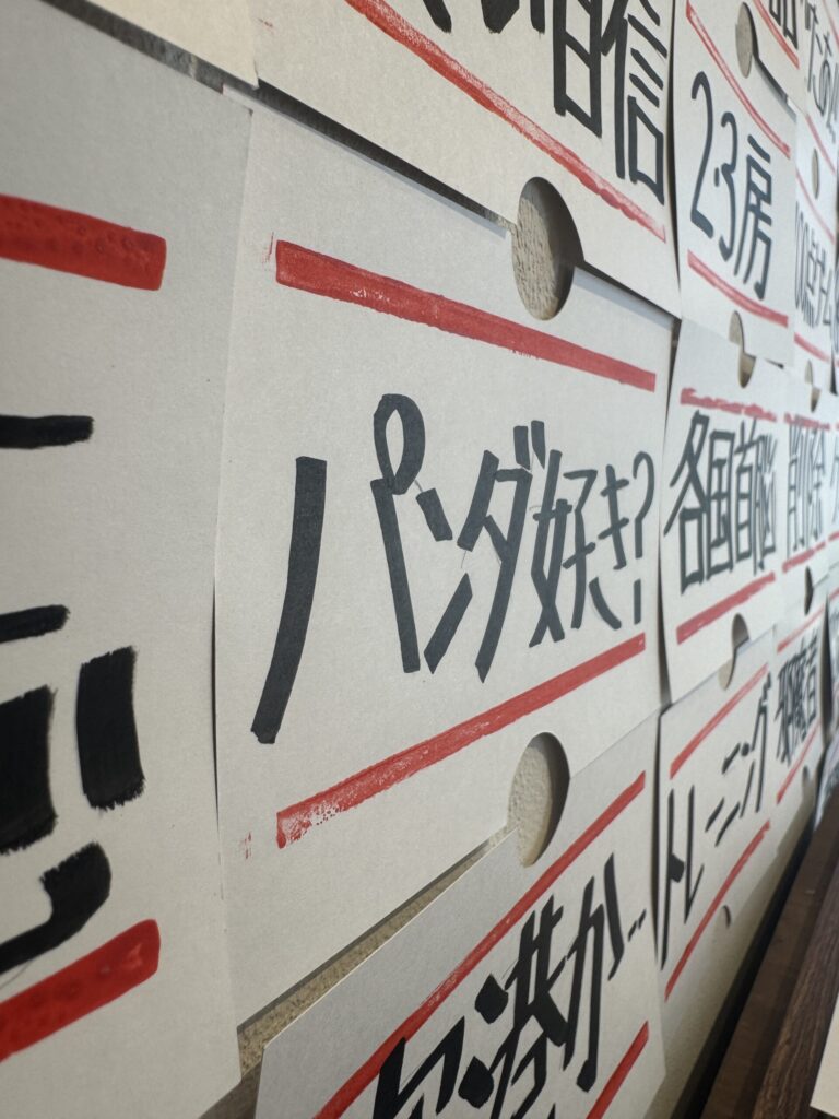 【840 LABELS】 2025 postcards, POSCA paint markers, water-based markers 4m×3m Detail2 Rin Northwind リン ノースウィンド