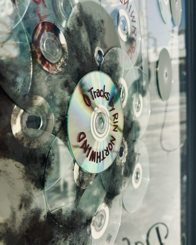 【0 Tracks by RIN NORTHWIND】 2025 CD-Rs, acrylic paint, water-based paint, adhesive
Detail
Rin Northwind
リン ノースウィンド