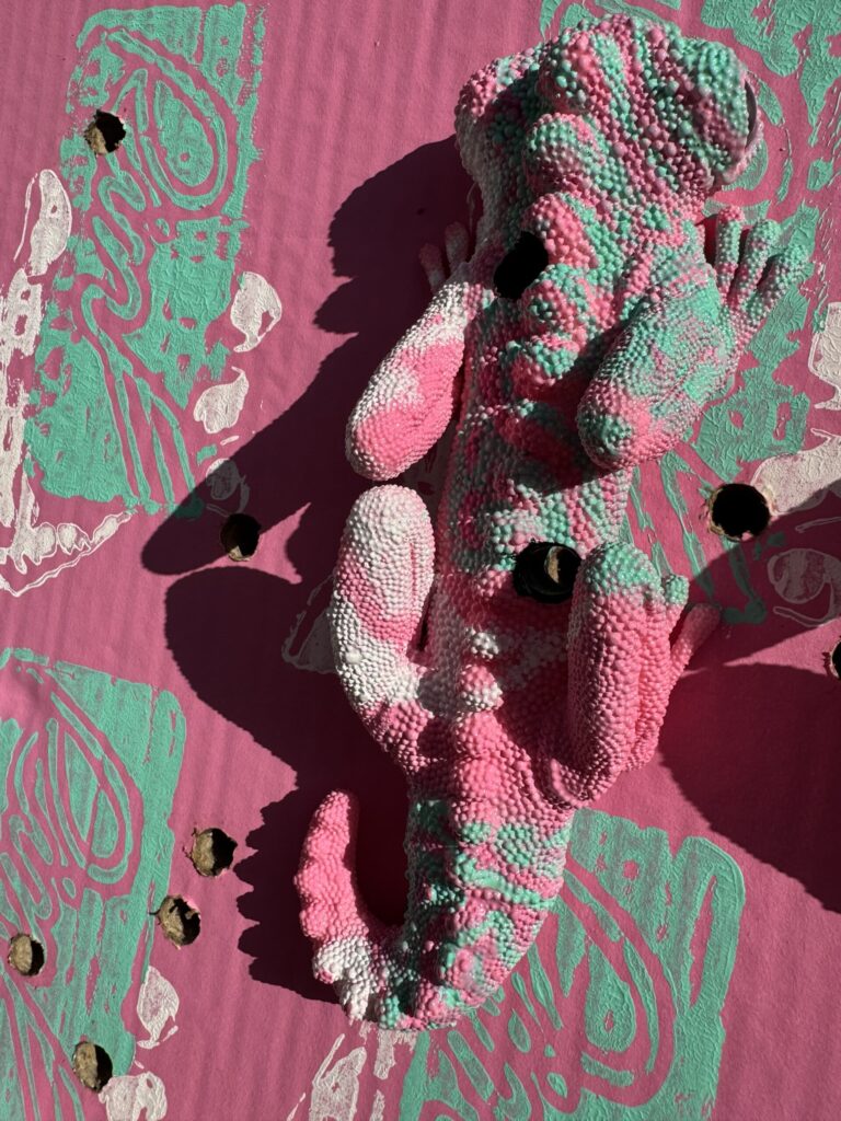 【猛毒SESSION #008】 2024 Resin, cardboard, acrylic paint, water-based paint, magnets, wooden frame, varnish H:600 W:450 D:44 Price(TWD): 45,000 Rin Northwind