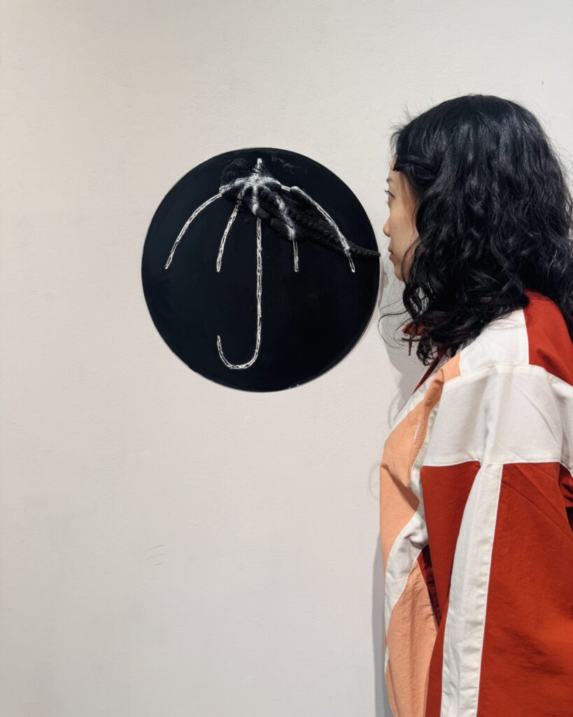 【午前4時の標識】(4 A.M. Sign) 2025 Ø(直径)400mm steel plate, paint, resin cast, neodymium magnets
With artist
Rin Northwind