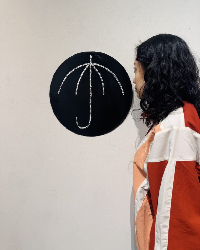 【午前4時の標識】(4 A.M. Sign) 2025 Ø(直径)400mm steel plate, paint, resin cast, neodymium magnets
With artist
Rin Northwind