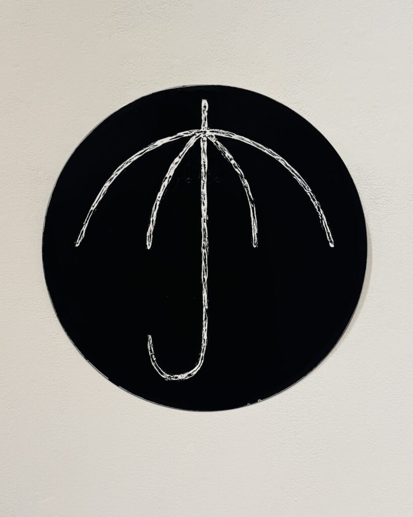 【午前4時の標識】(4 A.M. Sign) 2025 Ø(直径)400mm steel plate, paint, resin cast, neodymium magnets

Rin Northwind