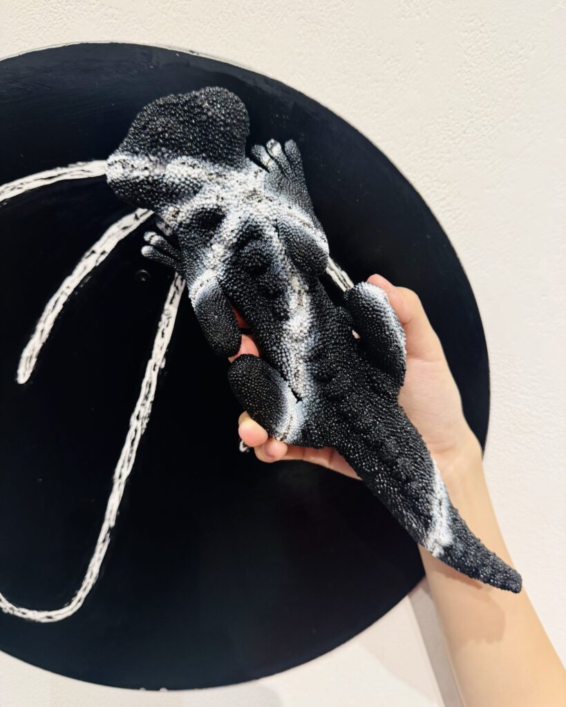 【午前4時の標識】(4 A.M. Sign) 2025 Ø(直径)400mm steel plate, paint, resin cast, neodymium magnets
Detail
Rin Northwind