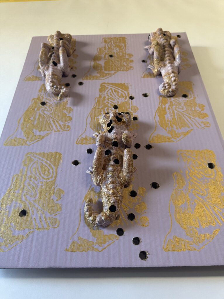 【猛毒SESSION #010】 2024 Resin, cardboard, acrylic paint, water-based paint, magnets, wooden frame, varnish H:600 W:450 D:44 Price(TWD): 40,000 Rin Northwind