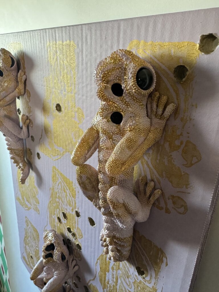 【猛毒SESSION #010】 2024 Resin, cardboard, acrylic paint, water-based paint, magnets, wooden frame, varnish H:600 W:450 D:44 Price(TWD): 40,000 Rin Northwind